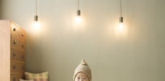 male dziecko na lozku