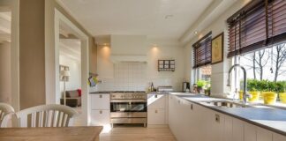 kuchnia z drewnianym blatem