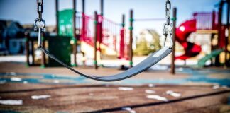 plac zabaw w ogrodzie