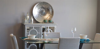 Granatowe krzesła do jadalni