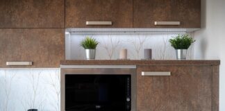 Czy lodówka z kostkarką musi być podłączona do wody?