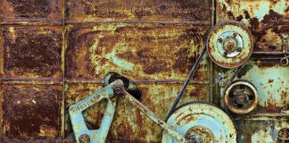 Czy smarować zębatkę napędu bramy?