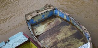 Czym wypełnić szczeliny między panelami?