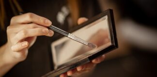 Jak kosmetyczka robi pięty?