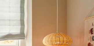 Lampa wisząca z rattanu w pokoju dziecięcym