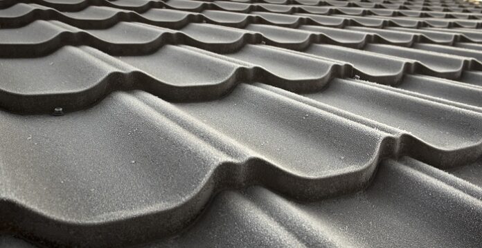 Jak przebiega malowanie dachów blaszanych i jakie farby są odpowiednie? Jak przebiega malowanie dachów blaszanych i jakie farby są odpowiednie