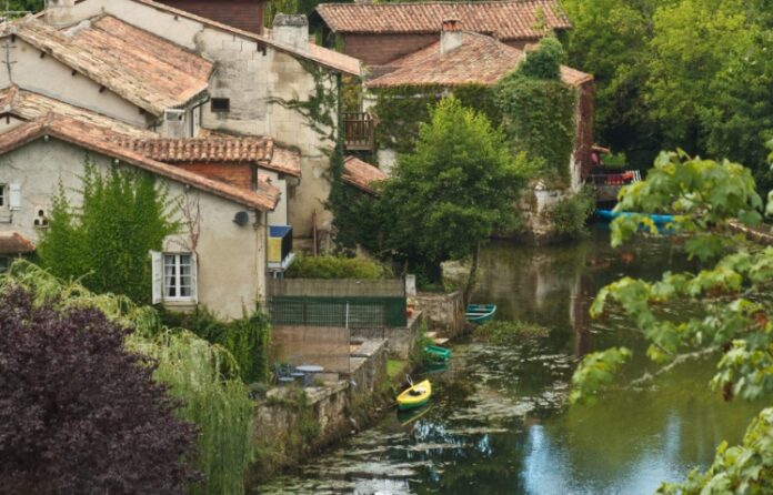 Jakie maszyny i narzędzia są potrzebne do wymiany gruntu pod dom